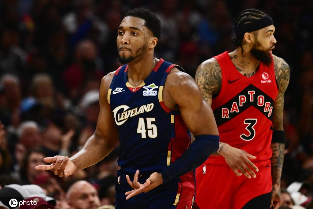 米切尔32分哈登22+10 巴雷特24分骑士胜猛龙总分1-0